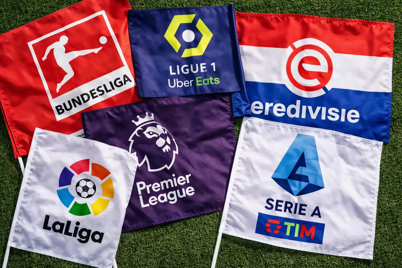 Bandiere di campionati europei di calcio su sfondo verde